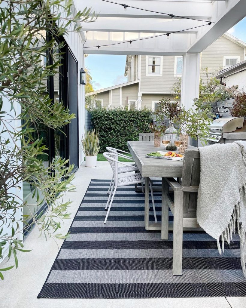dining room with outdoor rugs