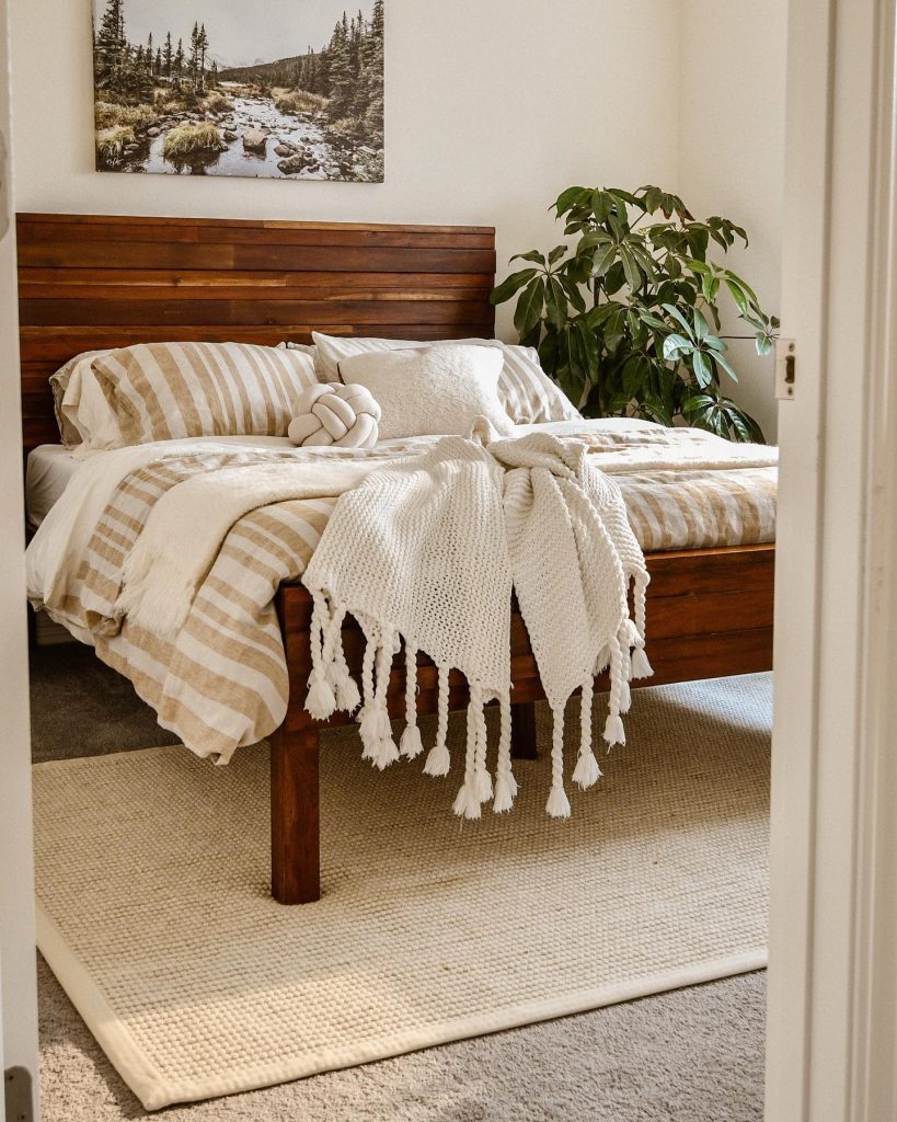 This jute rug really sets off the natural tones in the bed's duvet and blankets. 