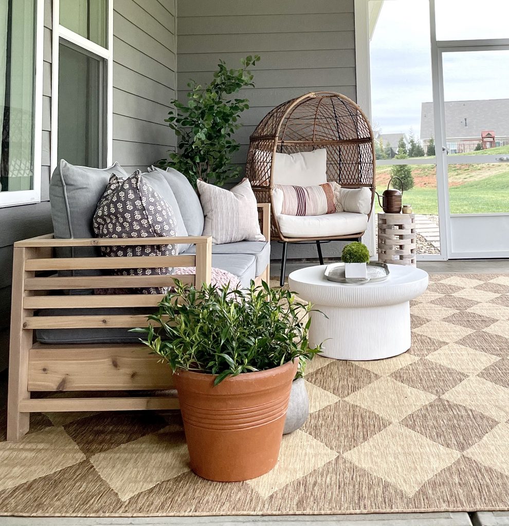 graphic checkered rugs in outdoor patio