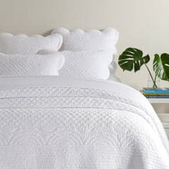 Power Shake Scallop Quilt | White